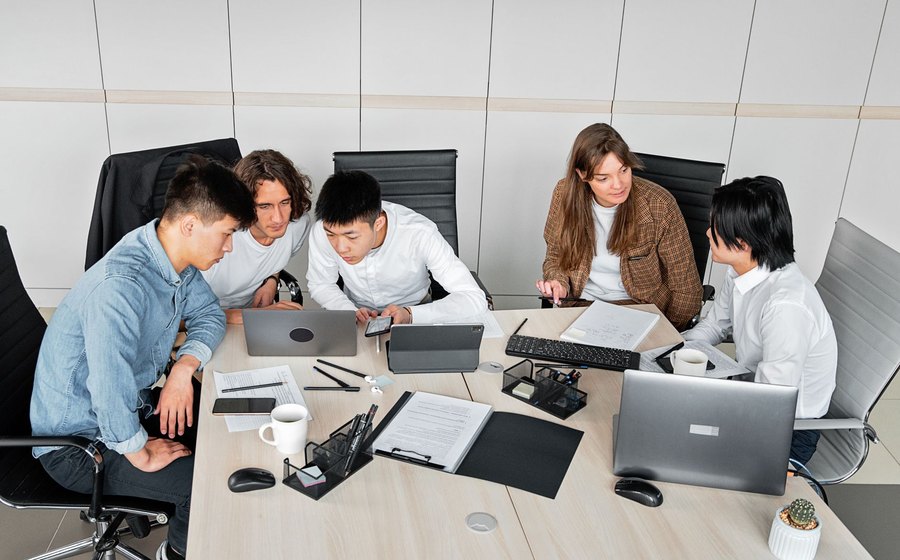 社内でAIを活用するチームのイメージ