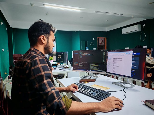 プロが構築作業を行うイメージ