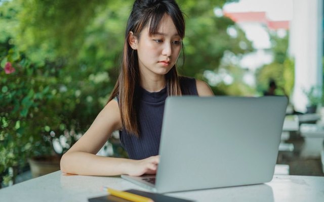 パソコンで事前準備を進めるイメージ